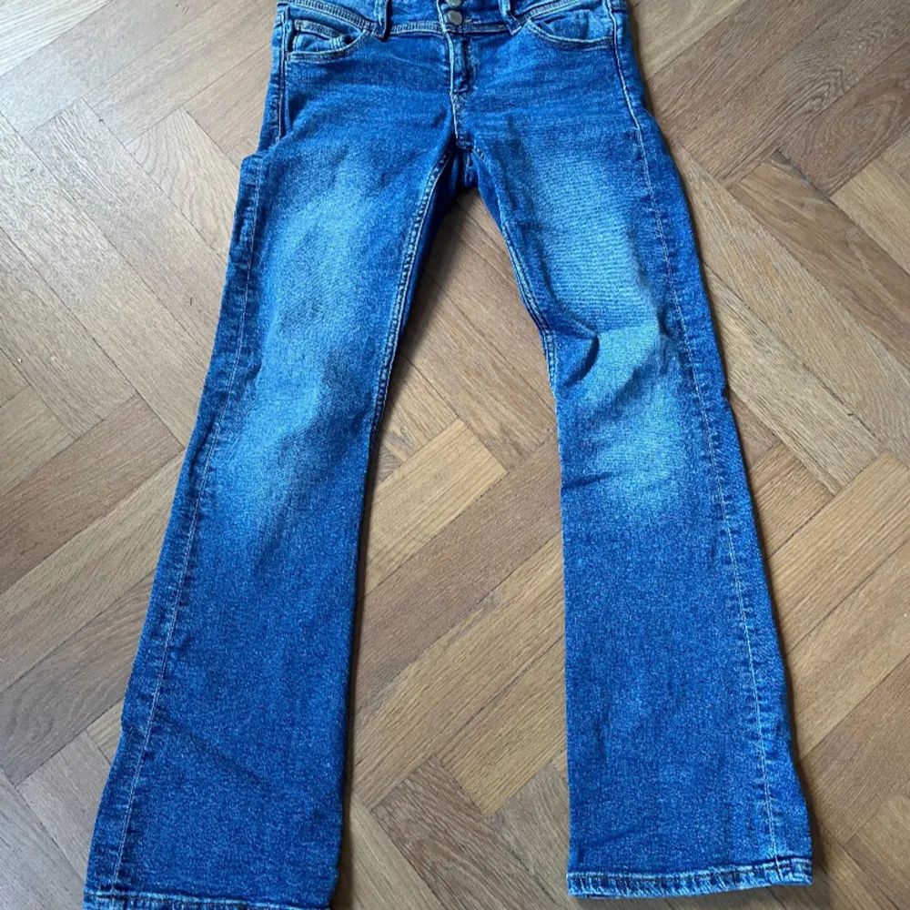  Super snygga och trendiga jeans från Gina Tricot. Har inte hunnit använda så mycket eftersom det blev för små men önskar jag använde mer. Skriv för mer bilder.. Jeans & Byxor.