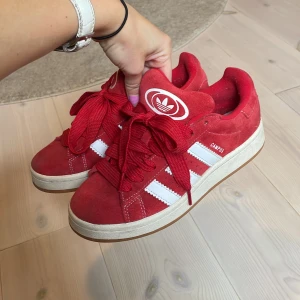 Adidas campus 00 - Röda adidas campus 00 i mycket bra skick! Köpte för ca 1400 säljer för 1000❤️