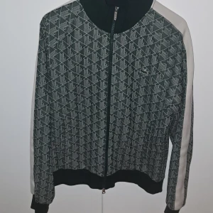 Lacoste monogram zip - Fast pris 