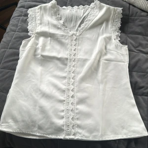 Blus - Fin blus , aldrig använt , fick den i present typ 120 med frakt 