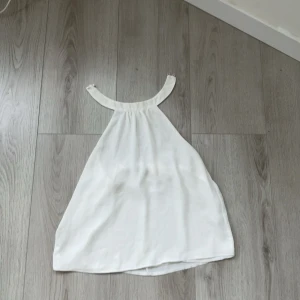 Blus - Säljer denna blus då den inte kommit till användning ❤️