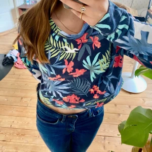 Croppad tjocktröja - Lite urtvättad och noppig, se bild.