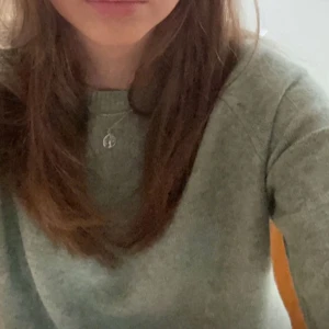 Grå stickad tröja från ONLY - Säljer en supermysig ljusgrön stickad tröja från ONLY. Perfekt för kyliga dagar med sin mjuka och bekväma passform. Tröjan har långa ärmar och en klassisk rund halsringning. Den är i nyskick och redo att bli en del av din garderob!