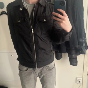 J.Lindeberg - Tvär snygg J.Lindeberg jacka som passar perfekt till hösten. Storlek S men passar Xs väldigt bra. Hör av er för fler frågor🍁🧥