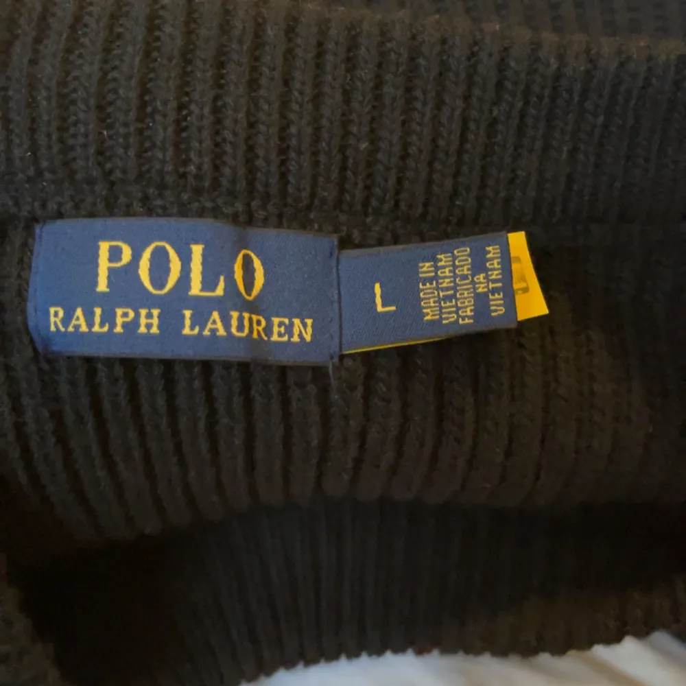 En fin stickad ralph lauren tröja, använd. endast 1 gång. Priset är inte hugget i sten. Kan diskuteras. Stickat.