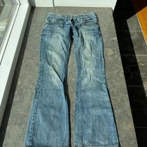 Coola jeans - Ascoola jeans köpta här på Plick. Tyvärr för små på mig. Står ingen storlek men passar XS💗 Midjemått 36 cm Innerbenslängd 75 cm