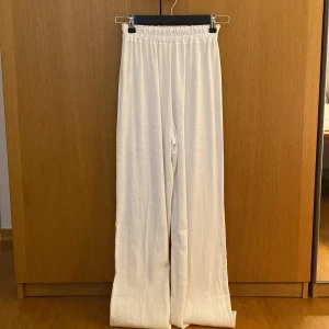 Vita linnebyxor - Vita linnebyxor från märket subdued, köpa i Italien. Inga fläckar och använda ca en gång