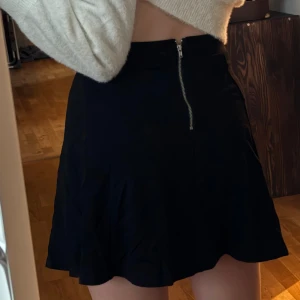 Svart kort kjol - Svart kjol men dragkedja bak från H&M Aldrig använd