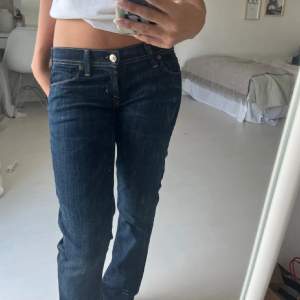 Super fina low waist jeans i 25W. Skriv om ni vill ha nått eller undrar nått💕