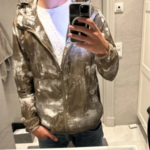 Woolrich windbreaker - Sjukt cool windbreaker från woolrich! Väldigt efterfrågad unik och cool stil. Passar även M. Bara att höra av sig vid intresse