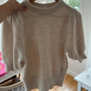 Trekvarts ärmad tröja - Säljer min jättefiina tröja från hm. Den är lite nopprig men inget som man tänker på när man har den🩷🩷strl S men passar på M.
