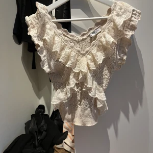 Zara topp - En super fin volang stickad topp från zara knappast använd. 