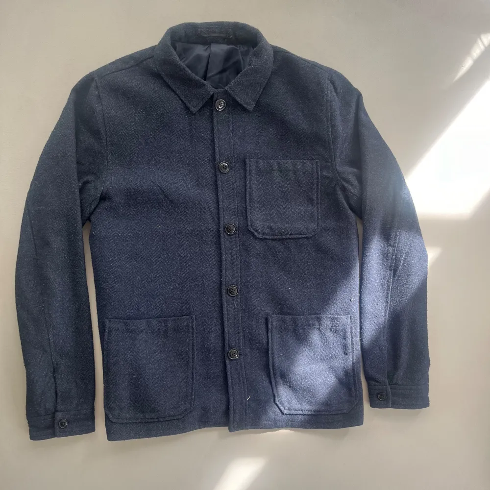 Jack & Jones overshirt i storlek M. Endast använd ett fåtal gånger så det är bra skick. Tveka inte att skriva ifall du undrar något!. Jackor.