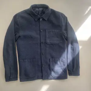 Jack & Jones overshirt i storlek M. Endast använd ett fåtal gånger så det är bra skick. Tveka inte att skriva ifall du undrar något!