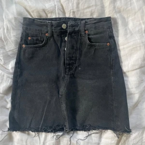Jeans kjol - Helt sjuk snygg svart denim skirt  som tyvärr har blivit för liten för mig 