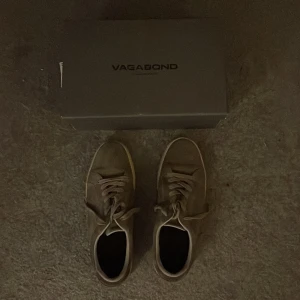 Vagabond - Säljer nu ett par sköna vagabonds till ett riktigt bra pris då jag inte längre använder dom, skorna passar till det mesta och är i okej skick, om det skulle finnas några mer frågor är det bara att skriva! 