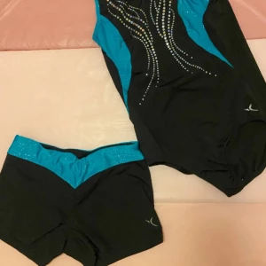 Gymnastik dräkt + gymnastik shorts  - Super fina gymnastik kläder med blå glittriga detaljer som passar alla storlekar mellan xxs/xs/s då det är stretchigt tyg! Båda för 200 kr (frifrakt)