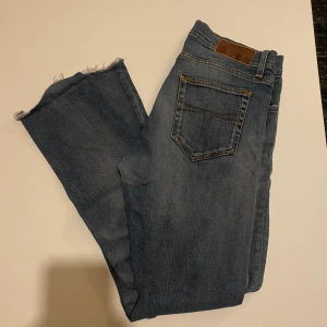 Tiger Of Sweden Pistolero Jeans - Säljer nu dessa feta tiger of Sweden jeans Pistolero 🌊☀️ jeansen är fint skick. Jeansen är avklippta längst ner på benen så dom passar bättre om du har 32L. Hör av er vid frågor eller funderingar. 
