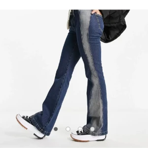 Lågmidjade utsvängda jeans  - Så snygga och eftertraktade lågmidjade utsvängda jeans från weekday❣️storlek 28/32 men passar s-m