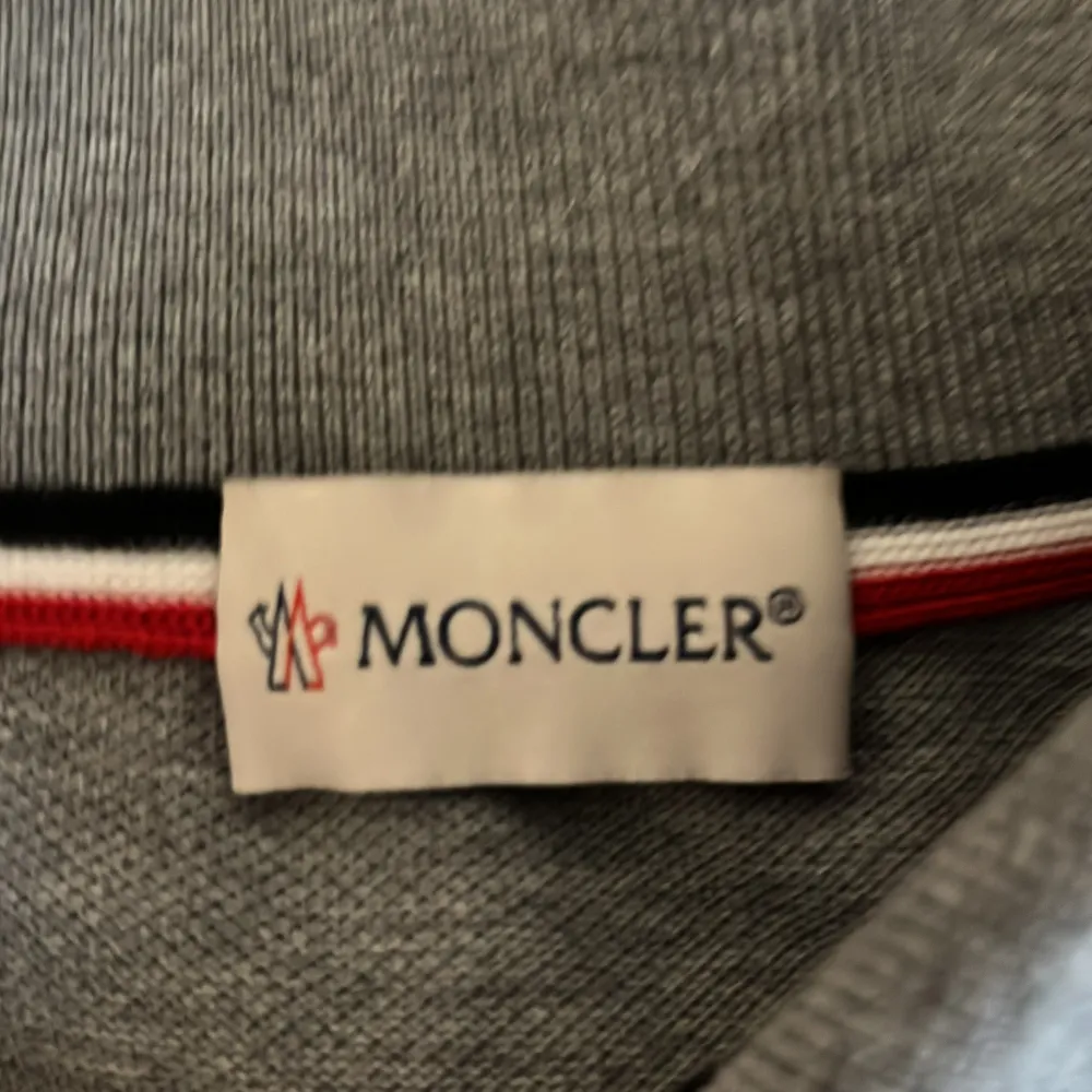 Hej säljer nu denna feta moncler lång armad för ändast 1099 ny pris 3499 säljer då den börjar bli för liten och behöver cash pris kan diskuteras och tveka inte och hör av er den tänk storlek S. Tröjor & Koftor.