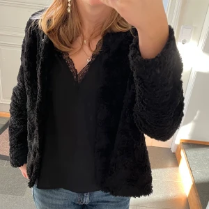 Svart pälsjacka  - Svart jacka från Vero Moda i fuskpäls. Storlek S. Väl använd men ganska fint skick. Stängs med silvriga knappar. Använd gärna köp nu!