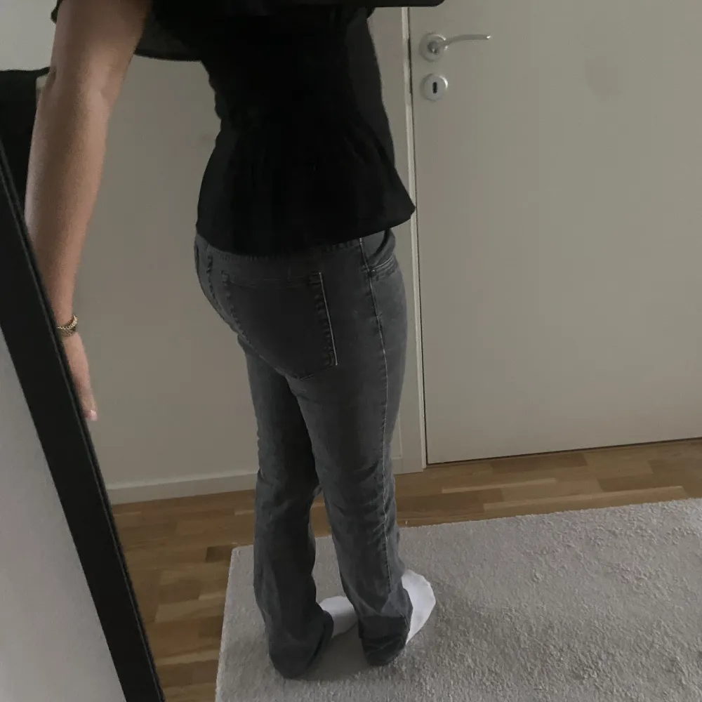 Säljer dessa gåta lågmidjade jeans i straight jeans❤️ storlek 28! . Jeans & Byxor.