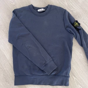 Stone Island sweatshirt strl S - Gråblå tröja från Stone Island i strl S.  Fint använt skick, inga defekter. 