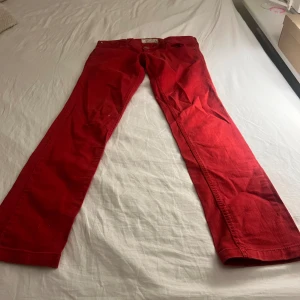 Lågmidjade jeans - Jätte snygga lågmidjade jeans, tyvärr försmå för mig💗💗det står storlek 38 men skulle säga att de passar en xs/s