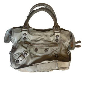Balenciaga city bag - Balenciaga city bag Bredd 38cm Höjd 26cm Djup 14cm Färg beige/vit Ok skick Säljer även väskan på Vestiaire Collective, vilket också är var jag har köpt den