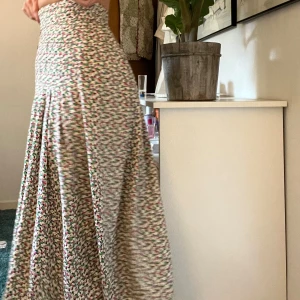 Blommig kjol - Blommig längre kjol med knappar. Har tillhörande topp längre ner, setpris kan diskuteras 😊frakt tillkommer på 58kr 🫶🏻