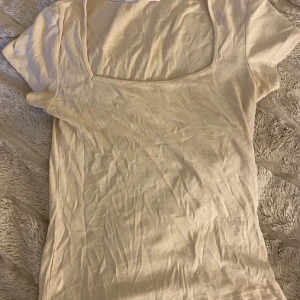 Ribbad topp - Jättefin ribbad t shirt , krämvit /beige färgad skulle jag säga. 
