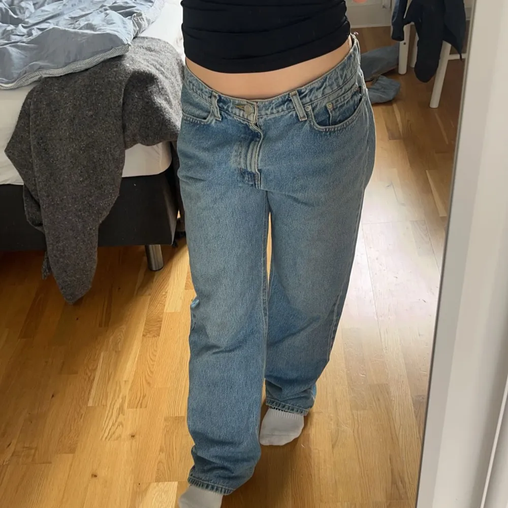 Ralph lauren jeans köpta vintage. Använda men i bra skick. Står ingen storlek men skulle säga 36/38. Lite stora på mig som är 34/36 (Bilderna). . Jeans & Byxor.