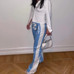 Italienska Y2K byxor - Riktigt drömmiga byxor med lägre midja, smickrande material och justerbar midja med kardborreband. Lite fläckiga längst ner, men inget som  märks. Det står storlek 40 i byxan, men är vanligtvis en storlek 36 och de är tyvärr för små för mig.