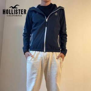 Tunn hollister jacka 🧥 | storlek: S passar dock M modellen är 179 cm och den passar perfekt | kondition: 9/10 | såklart äkta ⚜️