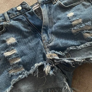 Jeans shorts - Sjukt snygga jeans shorts som är lågmidjade och har några hål och sprättade💞 De är för små för mig därför jag säljer! De är lite större i storleken så passade mig som hade XS innan! 