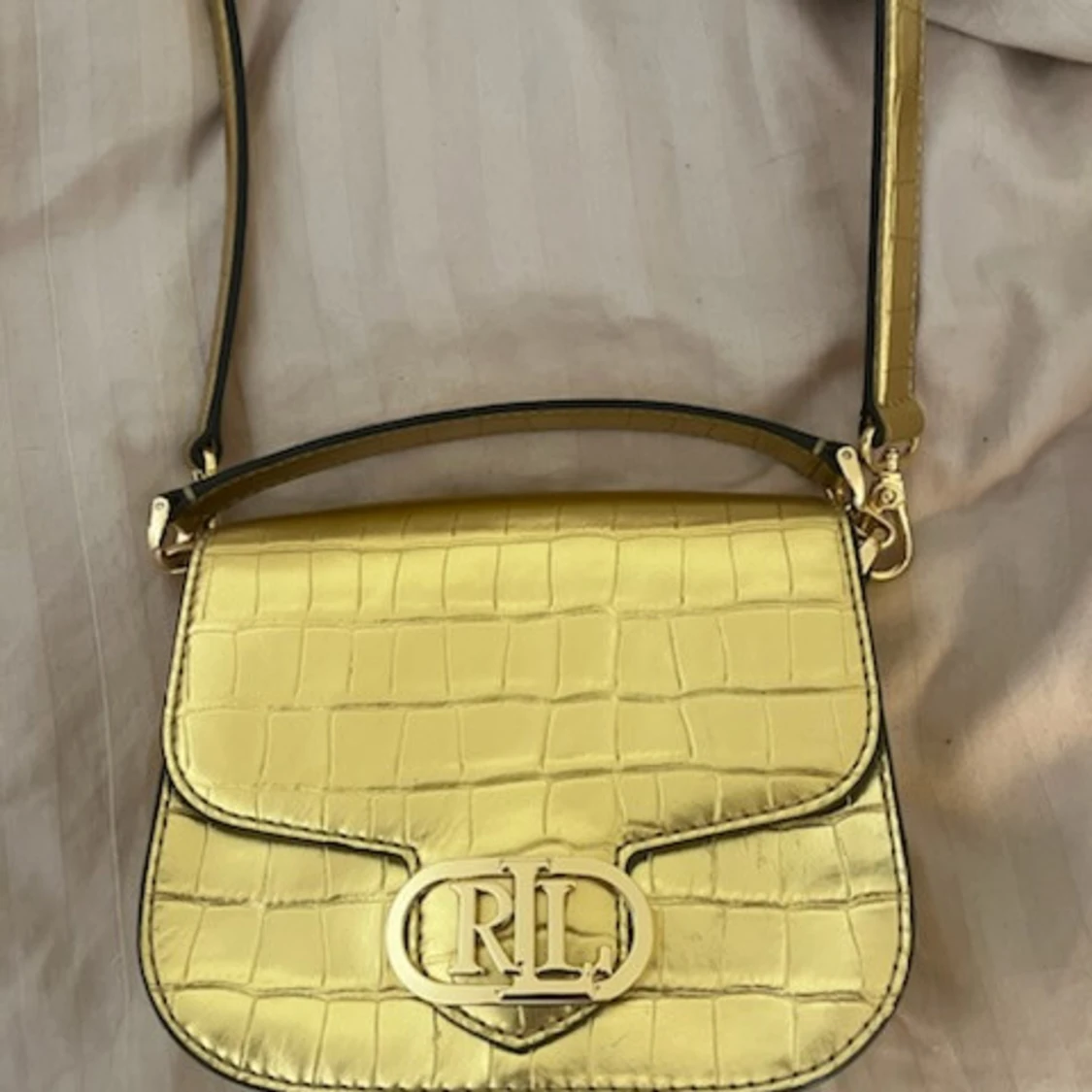 Guldig axelväska från Ralph Lauren - 90