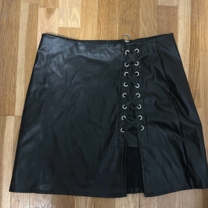 Kort svart kjol  - En kjol som användes sen gång inann och är i perfekt skick. Säljer den eftersom den är för kort för min del. 💕
