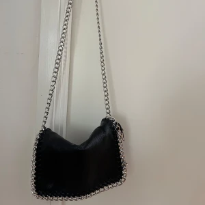 Tiamo väska - Säljer min tiamo väska pga att den nästan aldrig kommit till användning. Den är nästintill oanvänd och har inga defekter, ser ut som ny💕