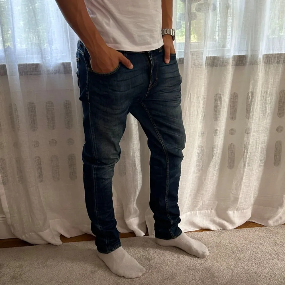 Vi säljer nu dessa sjukt snygga jeans från Tiger of Sweden i slim fit. Storlek på modellen: 180 cm och väger 75kg Skick: 9/10. Tveka inte på att höra av dig vid frågor!. Jeans & Byxor.