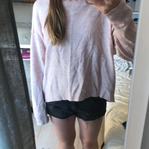Stickad tröja  - Jättefin rosa stickad tröja som tyvärr inte kommer till andvändning eftersom att den är i fel storlek! Om du är intresserad tveka inte om att fråga om fler bilder💗💗