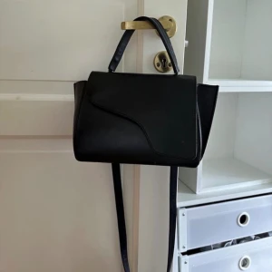 ATP atelier väska !  - Jätte fin atp väska i svart färg,  modellen är arezzo! 