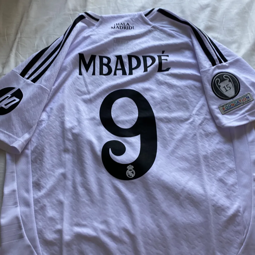 Real Madrids nya hemma tröja för 2024/25 säsongen med Mbappe på ryggen aldrig använd i nyskick. T-shirts.