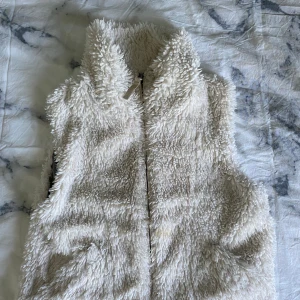Fluffig väst - Säljer denna fina fluffiga väst då den aldrig kommer till användning längre❤️bra skick, från hm❤️Det står ett namn i från den jag ärvde västen av