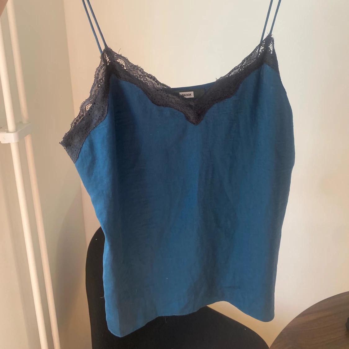 Blå linnetopp med spetsdetaljer