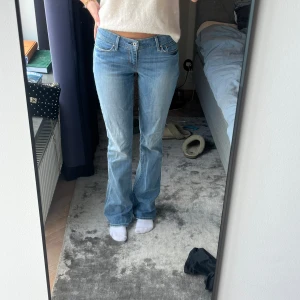 Lågmidjade bootcut jeans  - Säljer dessa så snygga bootcut jeans från Levis. Använda 2 gånger!  Passar mig som är 168 och har långa ben!💕midjemåttet är 38 cm o Innerbenslängden 81 cm!