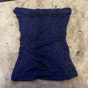 Leopard tubtop - Lila/svart tub topp i leopardmönster från only! Använd men inga defekter💕