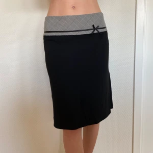 Midikjol - Sååå gullig midikjol med dragkedja + rosett på sidan <3 storlek M, jag på bilden är 178