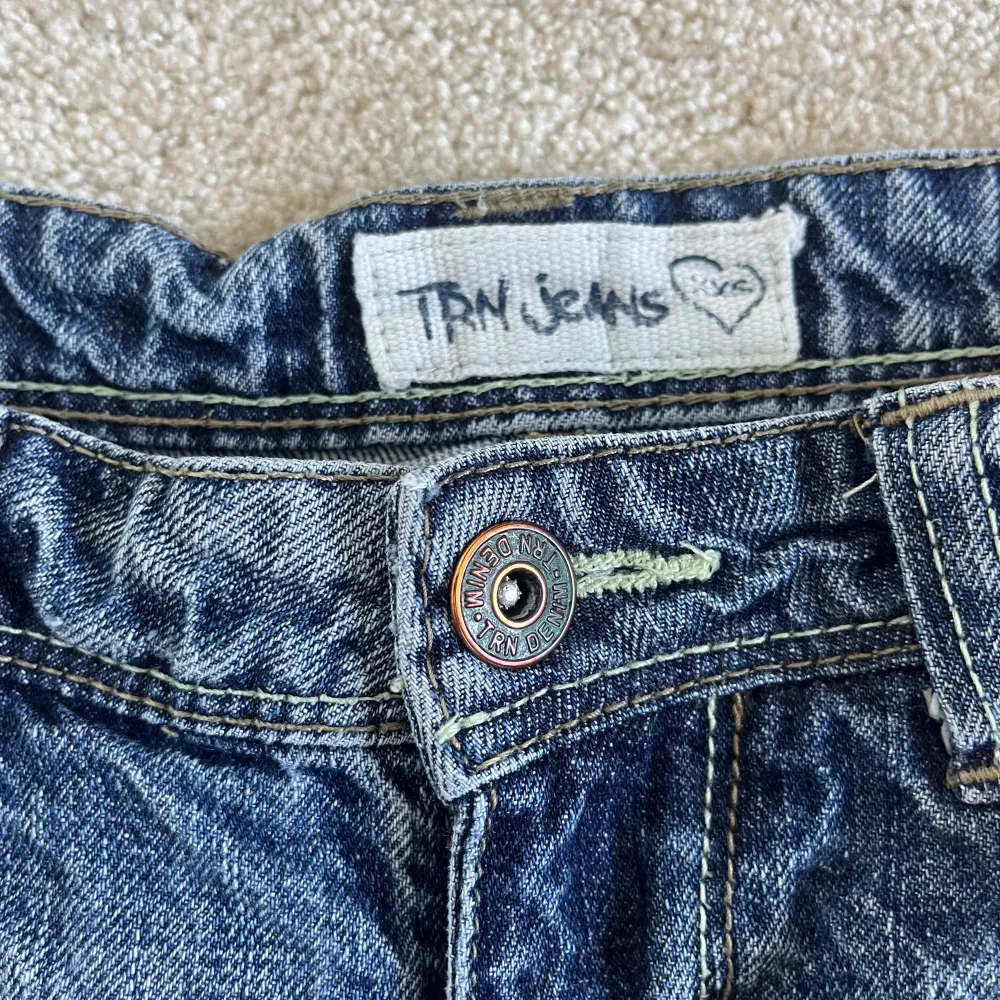 Lågmidjade jeansshorts köpta från TRN jeans, storlek XXS💕. Shorts.