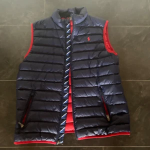 Polo väst  - Säljer min polo väst för att den inte används längre. Använt ett par gånger men är fof i bra skick då den inte har några skador. Nypris 2000kr men den är ganska gammal så kan även tänka mig att sänka vid snabbaffär! 