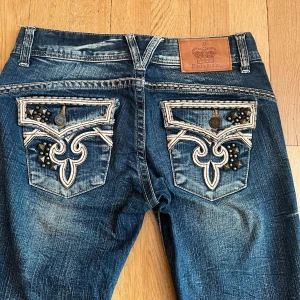 Vintage capris - Gulliga capris jeans från 2000-talet. De är i okej skick med snygga bakfickor. Midjan är 38cm och innerbenen är 50cm😊Det står att storleken är L men den passar S!